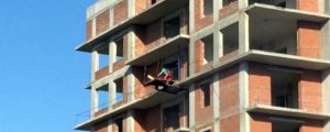 Дети играли на 16-м этаже недостроенной высотки на Затулинке