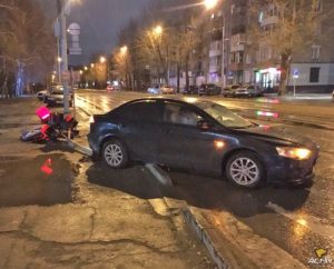 ДТП в Ленинском районе: водитель легковушки снёс светофор