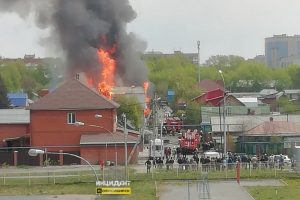 В Ленинском районе Новосибирска сгорел жилой дом