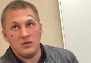 В Новосибирске юноша с татуированным лицом избил и ограбил мужчину