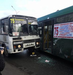 Два автобуса маршрута № 75 столкнулись в Новосибирске
