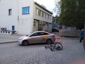 Новосибирский таксист сбил подростка на велосипеде
