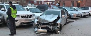Новосибирск: девушка за рулем Toyota протаранила припаркованные авто
