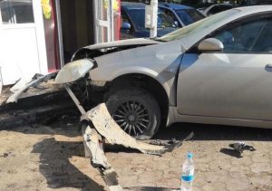 ДТП в Новосибирске: Nissan протаранил киоск с шаурмой