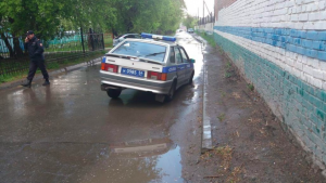 Росгвардейцы на авто провалились в яму на дороге в центре Новосибирска