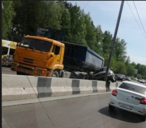 ДТП на Бердском шоссе: грузовик вытолкнул Infiniti на разделитель