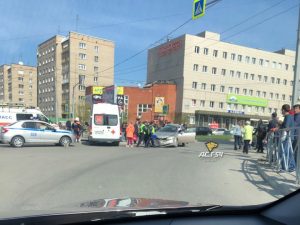 Новосибирск: автобус мощно протаранил иномарку у метро "Золотая нива"