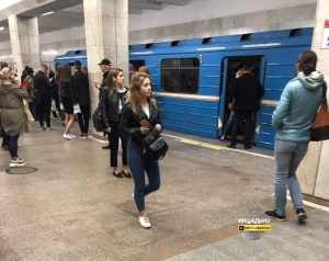 Пассажир новосибирского метро упал на рельсы и остался жив