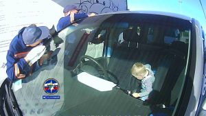 Спасатели Новосибирска достали ребенка, запертого в автомобиле