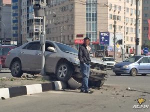 Honda взлетела на разделитель в центре Новосибирска
