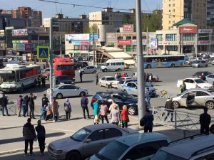 Новосибирск: автобус мощно протаранил иномарку у метро "Золотая нива"
