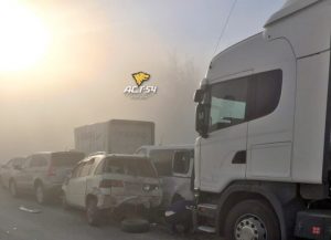 Восемь машин столкнулись под Новосибирском из-за пыли