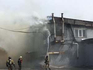 Пожар в Новосибирске: горит склад с шубами