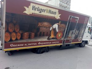 В Новосибирске на  Кропоткина грузовик с пивом провалился в яму