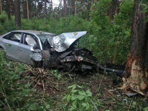 ДТП в Новосибирске: Audi влетела в дерево и лишилась переда