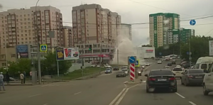 В Новосибирске коммунальный фонтан повредил три машины