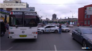 ДТП в центре Новосибирска - такси врезалось в автобус с пассажирами