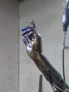 Скульптор слепил из пластилина солдат на БМП с Красного проспекта