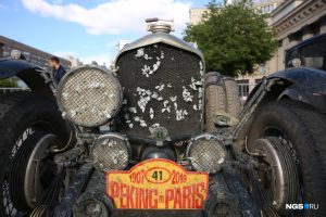 Участники ретро-ралли «Пекин — Париж» припарковались на площади Ленина