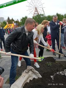 Чиновники мэрии высадили деревья на Михайловской набережной