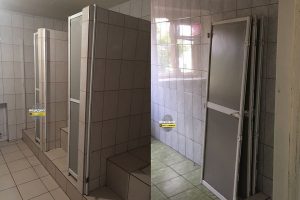 Руководство новосибирского вуза убрало двери в туалете женского общежития