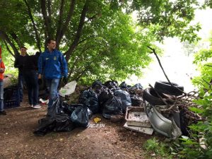 Новосибирские волонтеры убрали «мусорный апокалипсис» у детского сада