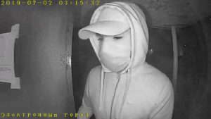 Ночью в Новосибирске трое в белых масках украли у мужчины 1 миллион рублей