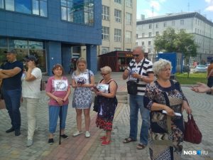 Обманутые дольщики устроили пикет в центре Новосибирска