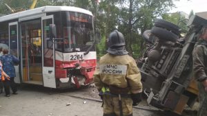 ДТП на на Петухова: трамвай перевернул автокран
