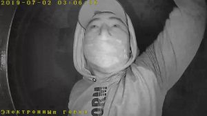 Ночью в Новосибирске трое в белых масках украли у мужчины 1 миллион рублей