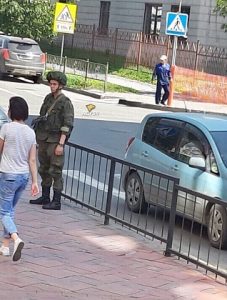 В центре Новосибирска появились военные с автоматами
