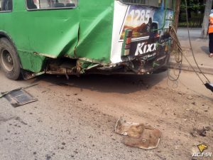 ДТП в Новосибирске - Лексус протаранил тролейбус в Дзержинском районе