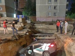 В Новосибирске автомобиль каршеринга улетел в канаву