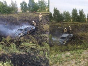 Перевернувшийся автомобиль устроил пожар возле трассы в Новосибирске