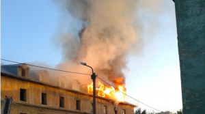 В Новосибирске на Расточке горел расселённый барак