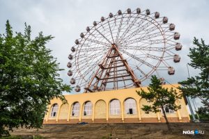 В Новосибирске смонтировали гигантское колесо обозрения