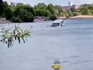 На пляже в Новосибирске утонул автомобиль