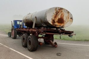 Под Новосибирском трактор раздавил легковушку - погиб человек