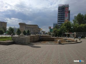 Власти Новосибирска слили воду из фонтана в День Ивана Купалы