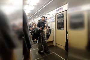 На лабутенах и в восхитительных штанах - сибирячка шокировала пассажиров метро