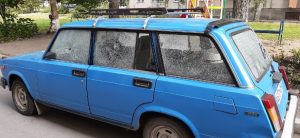 Хулиганы обстреляли две машины во дворе на ОбьГЭСе