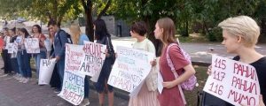 Девушки из Новосибирска вышли на пикет против домашнего насилия