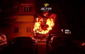 Пожар в Новосибирске - сгорел киоск с мороженым