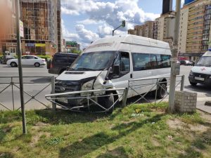 Водитель маршрутки потерял сознание и проломил забор в Новосибирске
