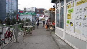 Полиция Бердска разогнала торговцев возле ТЦ «Меркурий»