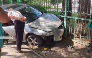 Водитель «Мазды» протаранил забор и «Инфинити» в Новосибирске
