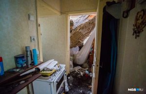 В Новосибирске крыша дома рухнула на мать с ребенком