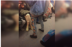 Мужчина в джинсах с бантиками рассмешил пассажиров Новосибирского метро