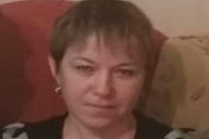 Женщина в синей рубашке пять дней назад пропала в Бердске