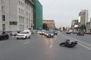ДТП на Красном проспекте - байкер попал под иномарку